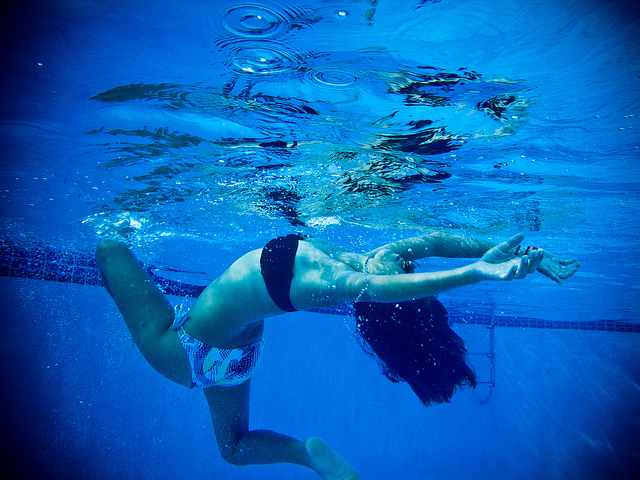 natation Jeune fille faisant des exercices de gym en piscine