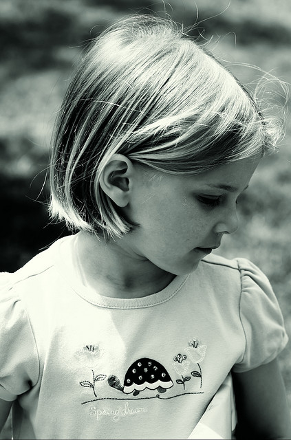 petite fille Petit fille en noir et blanc