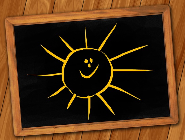 Un soleil jaune dessiné sur un tableau noir.
