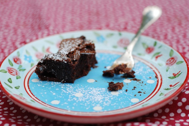 Un reste de gâteau au chocolat dans une assiette colorée.
