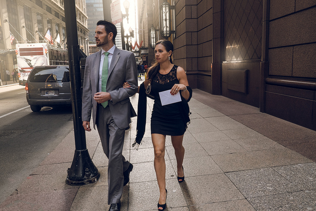 Un couple (homme et femme) marche dans la rue.