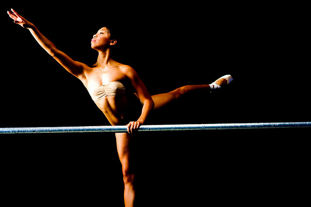 Une danseuse en plein exercice.