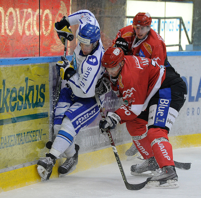 Des hockeyeurs sur glace en pleine action.