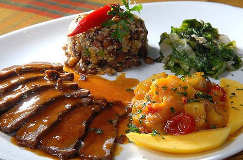 Plat gastronomique avec un mélange de saveurs exotiques.