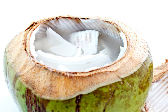 Noix de coco ouverte, prête à être dégustée.