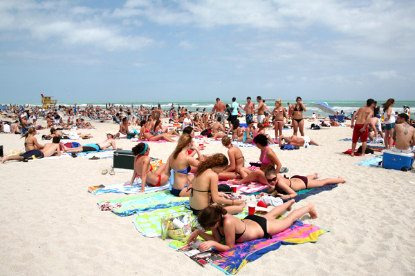 Des gens qui bronzent sur la plage.