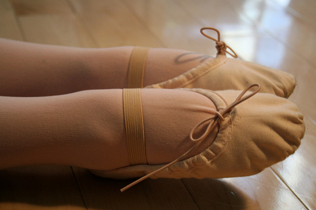 Pieds dans des chaussons de danse.