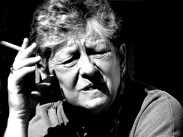 Femme âgée au visage ridé.