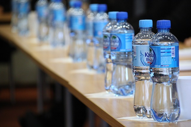 Bouteilles d'eau minérale.