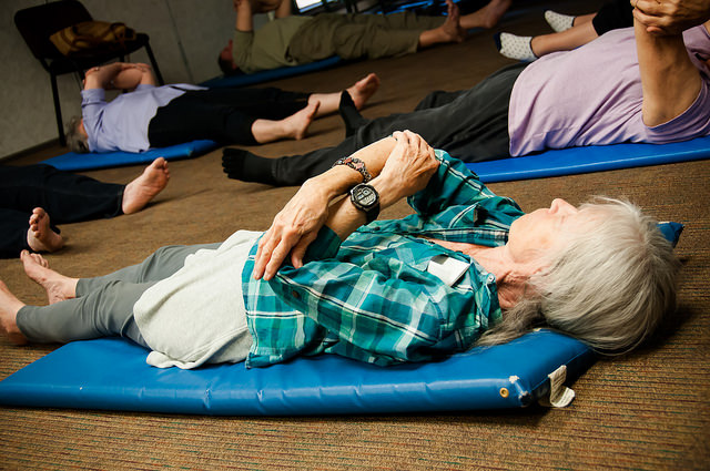 Personnes âgées utilisant la méthode Feldenkrais.