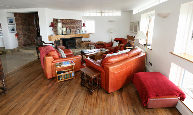 Salon en désordre.