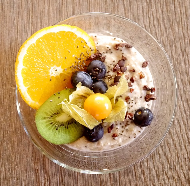 Porridge avec flocons d'avoine et fruits frais pour un petit déjeuner équilibré.