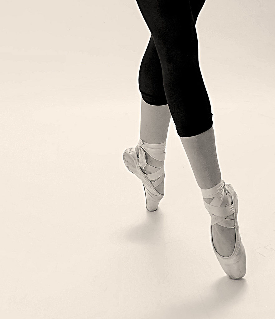 Jambes et pieds de ballerine en pointes de danse.