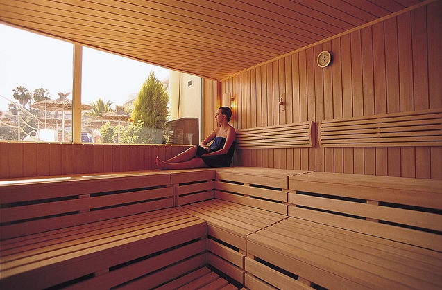 Une femme se relaxant dans un sauna
