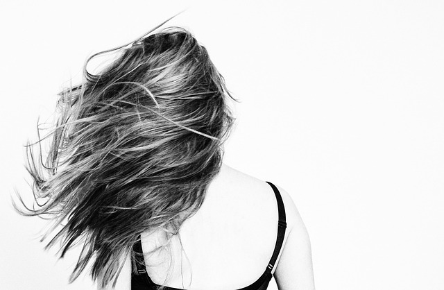 Femme qui secoue ses cheveux longs.