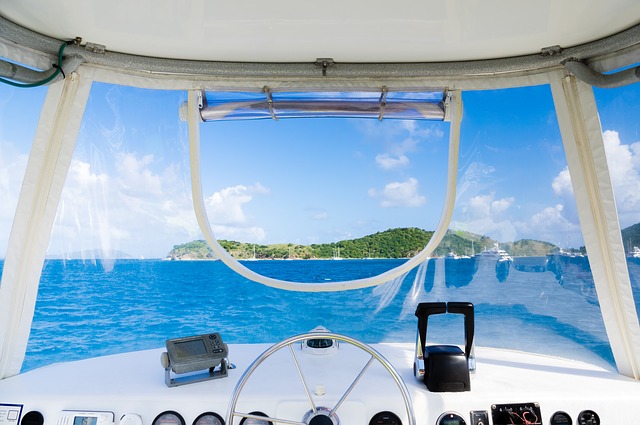 Vue de la mer depuis le pont d'un bateau.