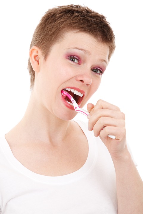 Femme se brossant les dents