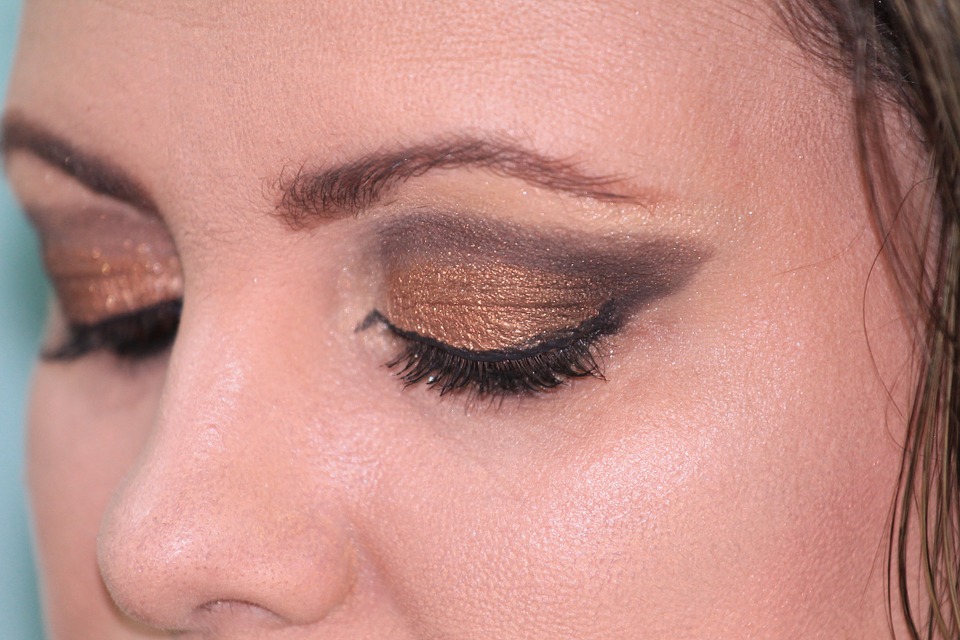 Visage de femme maquillé.