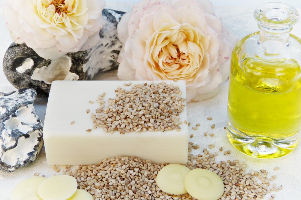 Produits de beauté : savonnettes, flacon d'huile et pain de savon.