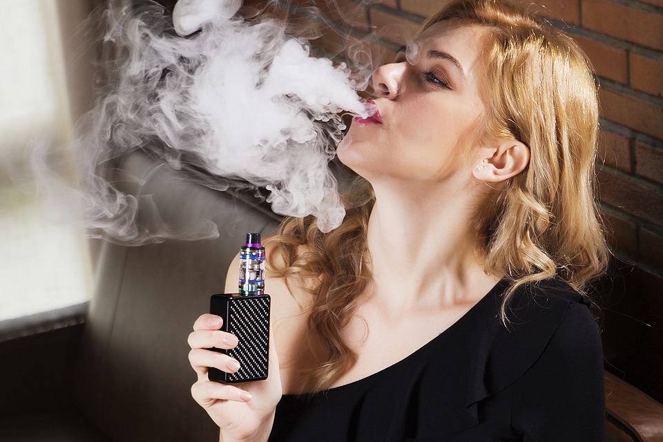 Femme en train de vapoter