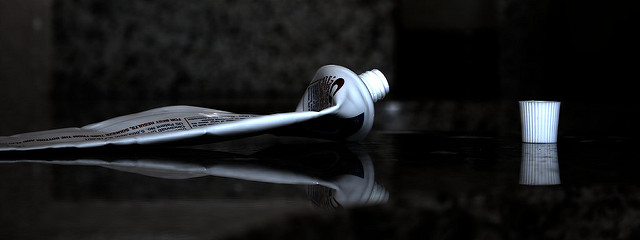 Tube de dentifrice presque vide.
