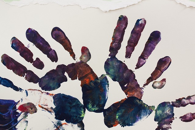 Empreintes de mains dans la peinture réalisées pendant une séance d'art thérapie en maison de retraite.