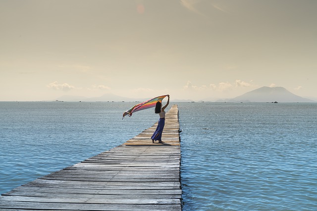 Femme sur un ponton sur la plage.