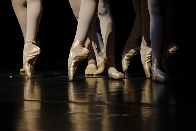 Pieds de danseuses en chaussons de danse classique pendant un ballet.