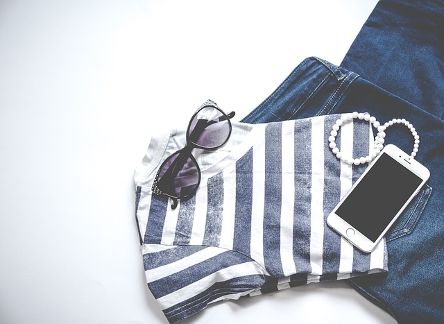 Photographie de vêtements et accessoires posés.
