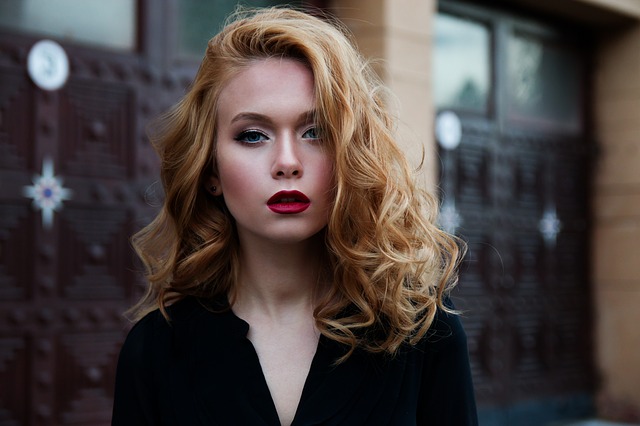 Portrait d'une femme maquillée et coiffée par des professionnels.
