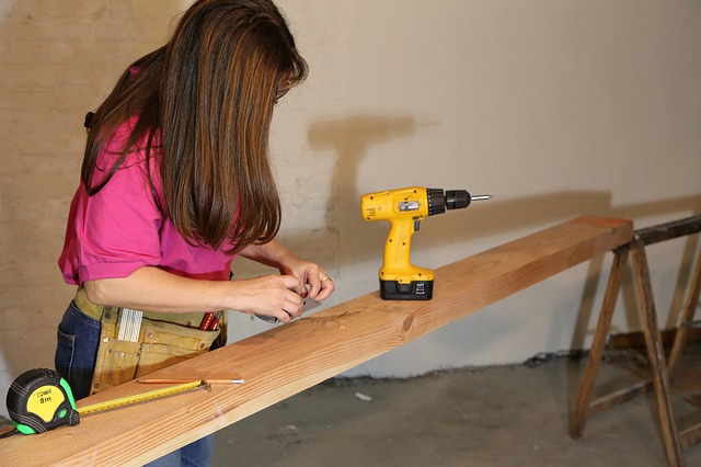 Femme en train de bricoler avec ses outils.
