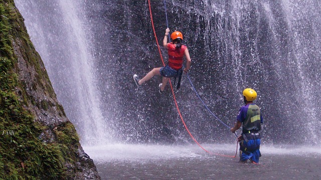Deux personnes en train de faire du canyoning dans les Alpes-Maritimes.