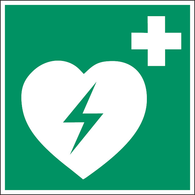 Signalétique pour indiquer la présence d'un défibrillateur.