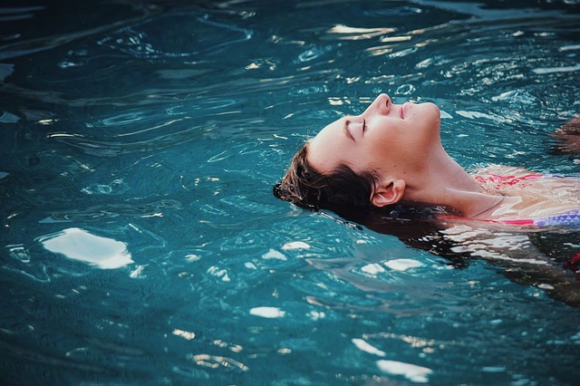 Jeune femme dans un spa.