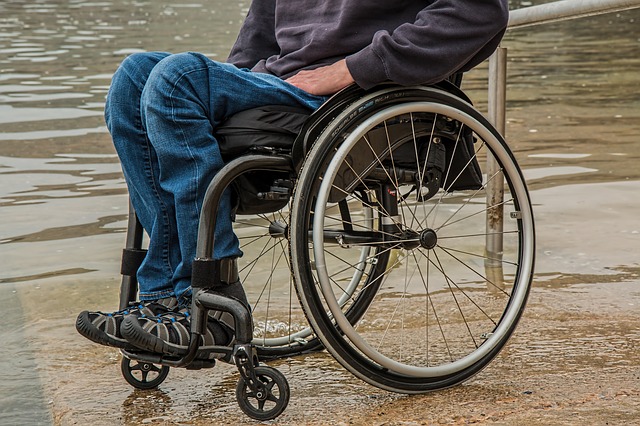 Personne en fauteuil roulant.