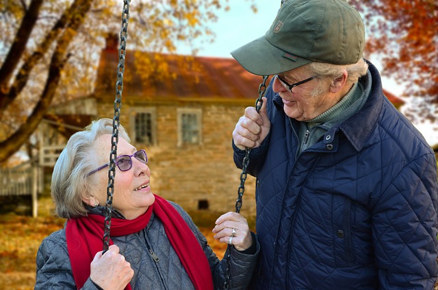 Un couple de personnes âgées.