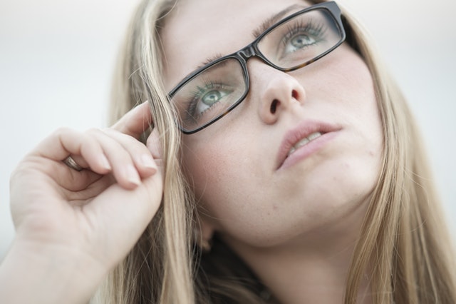 Jeune femme portant des lunettes de vue.