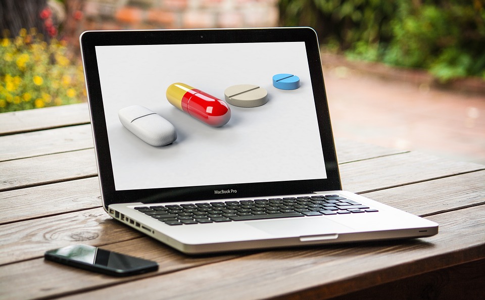 Site de parapharmacie sur un ordinateur portable ouvert.