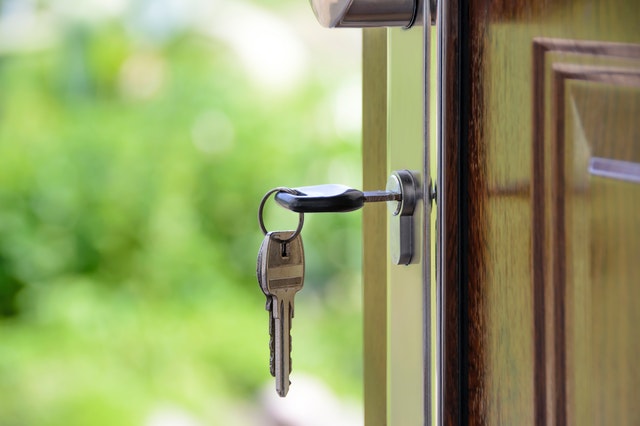 Clefs sur une serrure de maison de retraite.