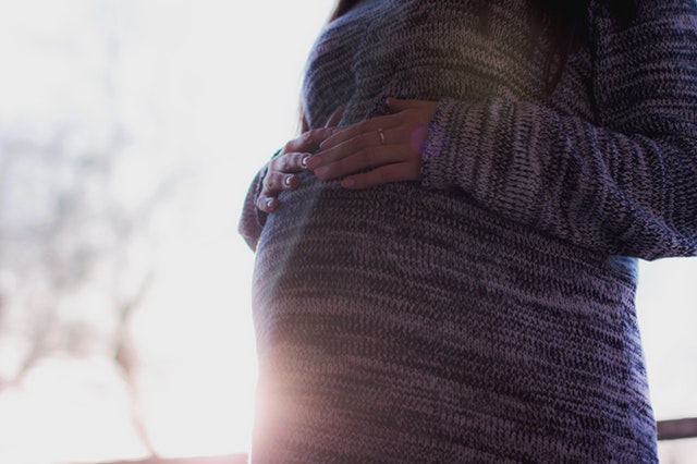 Ventre d'une femme enceinte.