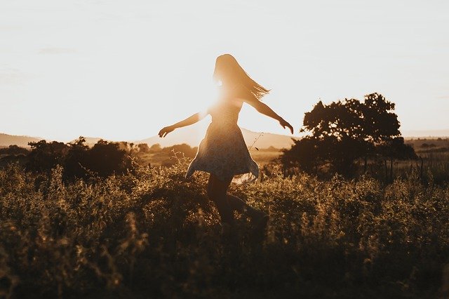 Jeune fille qui danse en contre-jour.