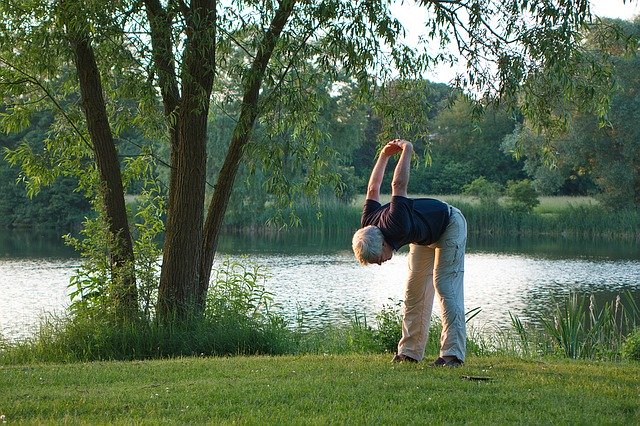 Senior qui fait du yoga