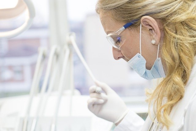 Dentiste en plein travail.