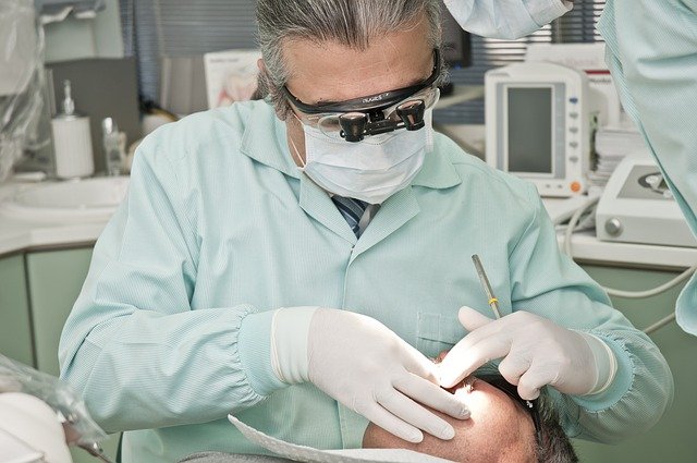 Dentiste en pleine opération