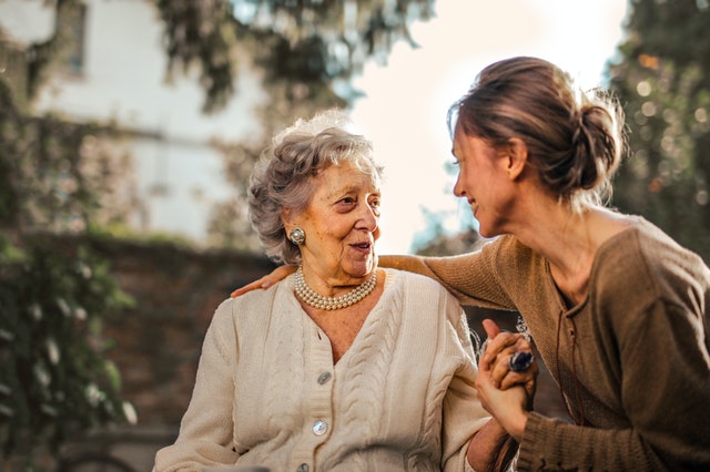 Photo d'une femme parlant avec une senior.