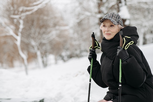 Seniors à la montagne.